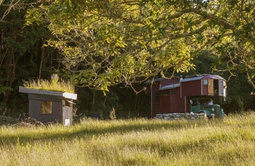 Upper Takaka House | Alpacas Off Grid - House Truck (Spacious/Boutique)