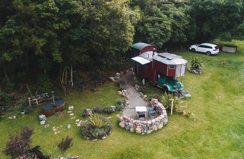Upper Takaka House | Alpacas Off Grid - House Truck (Spacious/Boutique)