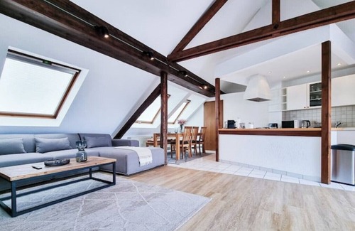 Ostviertel Apartment | Alpha Apartments: Dachstudio - Stil & Eleganz, 2BR