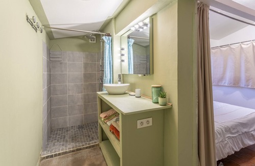Rognonas Apartment | Alpilles Studio with shared pool WI-FI and Air conditioning
