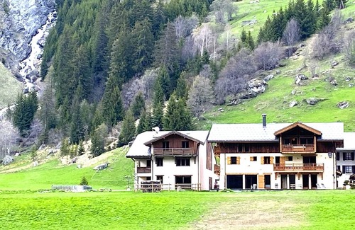 Champagny-en-Vanoise Ski Chalet | Alpine Chalet with Spa and pets