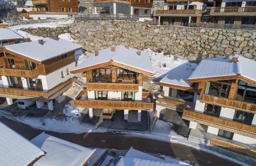 Schonbach Ski Chalet | Alpine Chalet with Sauna and Balcony