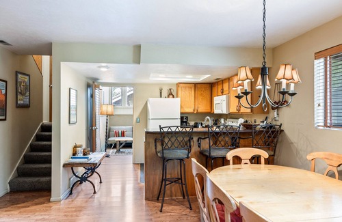 Park City House | Alpine Escape: Sleeps 8, 3BR Townhouse, Pools & Hot Tubs, 8-Min Walk to Lifts, Fireplace
