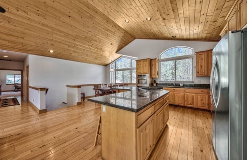 North Upper Truckee House | Alpine Family Adventure - Woodsy, Clean & Comfy, Pets & Yard, Family Fun