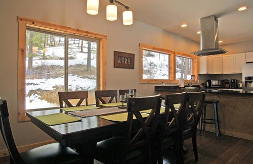 Leavenworth House | Alpine Lodge - Epic Views, Hot Tub, 2 Miles to Downtown Leavenworth!