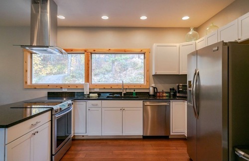 Leavenworth House | Alpine Lodge - Epic Views, Hot Tub, 2 Miles to Downtown Leavenworth!