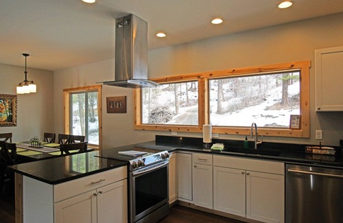 Leavenworth House | Alpine Lodge - Epic Views, Hot Tub, 2 Miles to Downtown Leavenworth!