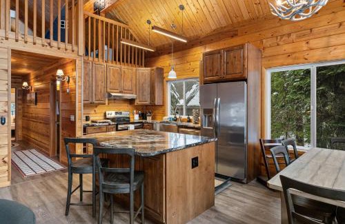Snoqualmie Pass House | Alpine Retreat at Snoqualmie Pass- 5-Min to Slopes, Private Creek, BBQ, Fireplace, Smart TVs, Kids Games, Hi-Speed Wi-Fi