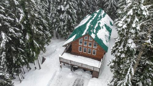 Snoqualmie Pass House | Alpine Retreat at Snoqualmie Pass- 5-Min to Slopes, Private Creek, BBQ, Fireplace, Smart TVs, Kids Games, Hi-Speed Wi-Fi