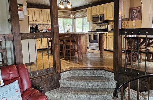 Champion Ski Chalet | Alpine Retreat @ Seven Springs, Sleeps 14 With Hot tub & Sauna.