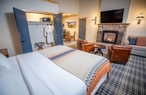 Mammoth Lakes Hotel | Alpine Room Near Sherwin Lakes, Mammoth Mountain, and Epic Hiking Adventures