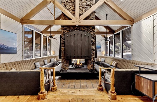 Mammoth Lakes Hotel | Alpine Room with Private Parking, Steps from Mammoth Mountain & Ski Trails