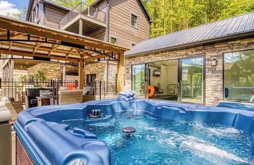 Gatlinburg - Pigeon Forge Cabin | Alpine Splash, Private indoor pool, theater/gaming, Pond, Basketball court!