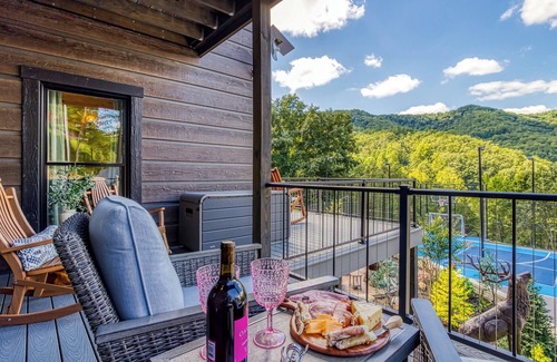Gatlinburg - Pigeon Forge Cabin | Alpine Splash, Private indoor pool, theater/gaming, Pond, Basketball court!