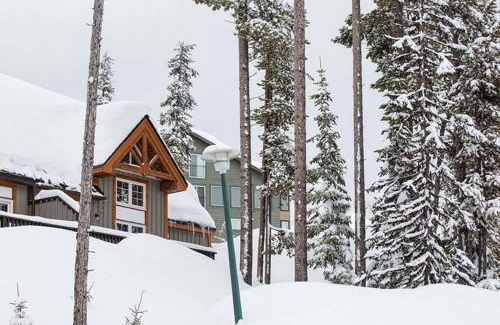 Big White Ski Resort Ski Chalet | Alpine Timber Luxury Chalet w/Hot Tub