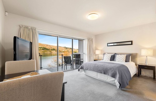 Queenstown Apartment | Alpine Village - Lakefront Studio Apartment