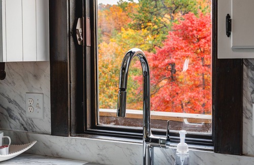 McGaheysville House | Alpine Vista- One of the best views- Brand New Renovations -3 King Beds!