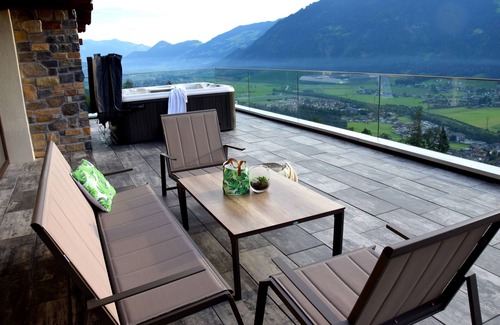 Emberg Ski Chalet | Alpinloft Goldsun - SKI in/SKI out, Sauna-Jacuzzi - by "wachterhof"