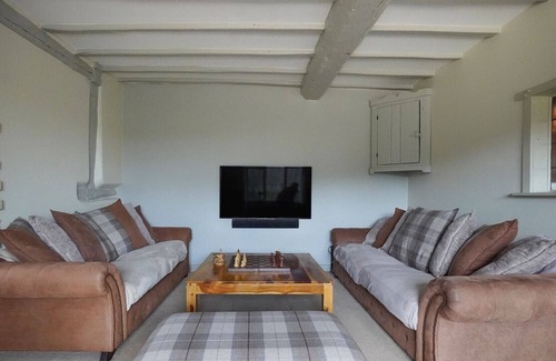Cleedownton Apartment | ALTIDO Charming 5-bed farmhouse with terrace and parking