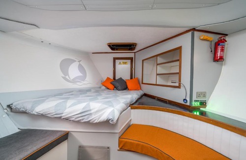 Limehouse Apartment | ALTIDO House Boat in Limehouse Marina