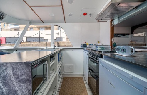 Limehouse Apartment | ALTIDO House Boat in Limehouse Marina