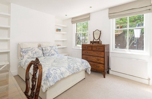 Notting Dale House | ALTIDO Picturesque 4-bed house w/ patio