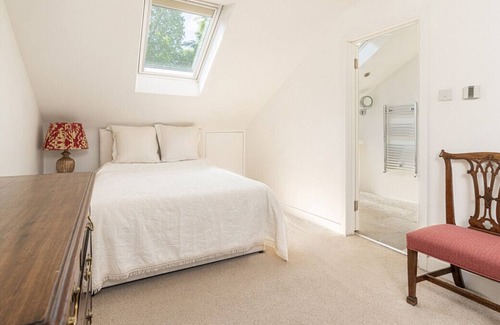 Notting Dale House | ALTIDO Picturesque 4-bed house w/ patio