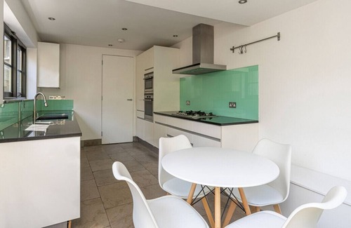 Notting Dale House | ALTIDO Picturesque 4-bed house w/ patio