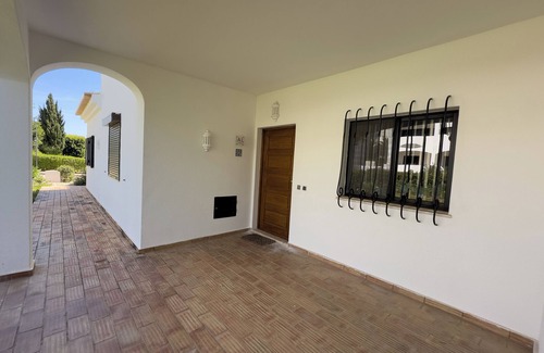 Alvor Apartment | Alto Club, Alvor. Quiet, comfortable apartment in this acclaimed holiday resort