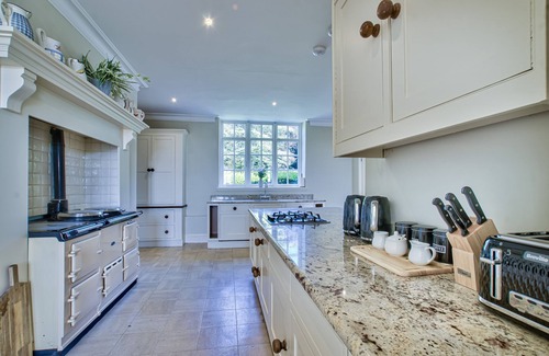 Alderbury Cottage | Alward House by Group Retreats - a house that sleeps 35 guests in 12 bedrooms
