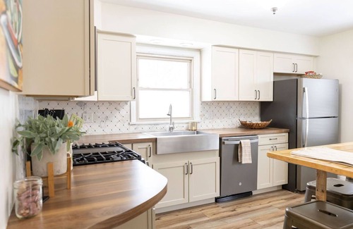 Lakeside House | Always Miner – Freshly Renovated 3BR, 2BA Muskegon Home Ready for Winter Stays