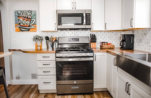 Lakeside House | Always Miner – Freshly Renovated 3BR, 2BA Muskegon Home Ready for Winter Stays