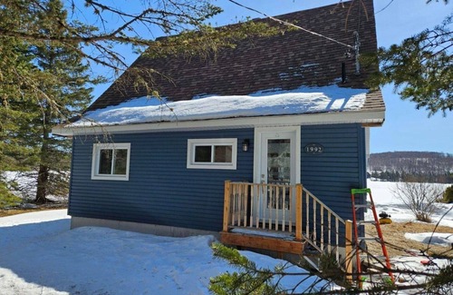 Ste-Lucie-des-Laurentides Ski Chalet | Amazing winter chalet with WiFi in Sainte-Lucie-des-Laurentides. Pets friendly.