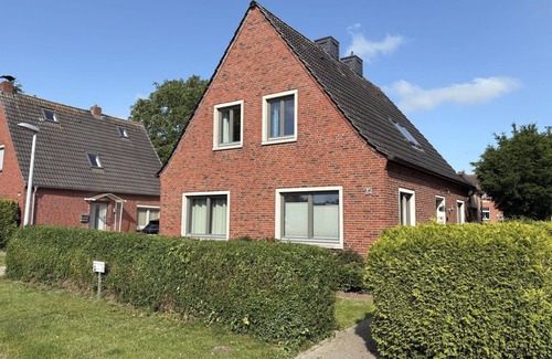 Emden House | Am Tief - Holiday home on the canal on 140sqm for up to 7 people and dogs!
