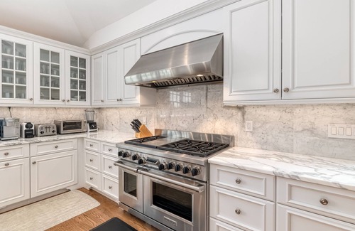 Beach Hampton Villa | Amagansett Dunes Luxury w/Pool + Elevator + 2 Min walk to private beach