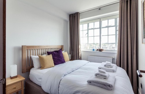 Brompton & Hans Town Apartment | Amanah Properties - Luxury 2 Bed Chelsea Cloisters London Skyline