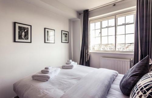 Brompton & Hans Town Apartment | Amanah Properties - Luxury 2 Bed Chelsea Cloisters London Skyline