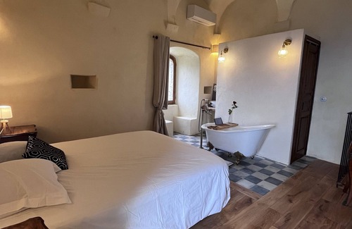 Pino Bed & Breakfast | Amandulina room in a 16th-century Genoese tower