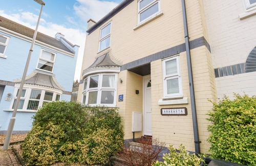 Weymouth Cottage | AMARANTA, pet friendly, with a garden in Brewers Quay Harbour