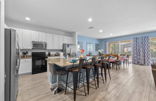 Davenport House | Amazing 10BR/8BA hot tub/pool table/5257 Solterra resort