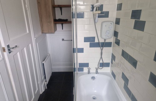 Harold Wood Apartment | Amazing 1930s converted two-bedroom apartment with private garden