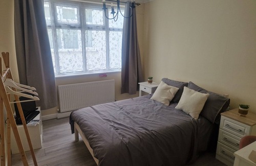 Harold Wood Apartment | Amazing 1930s converted two-bedroom apartment with private garden