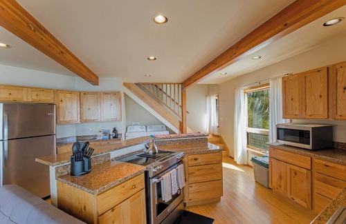 Shelter Cove Condo | Amazing 2 bedroom by OceanviewHotTubs Tesla charging Shelter Cove Oceanfrontn