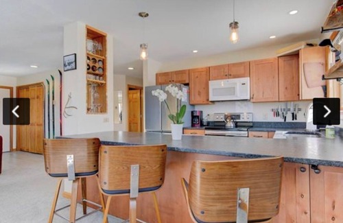 Jackson Condo | Amazing 2-bedroom condo above Story Land with AC, WiFi in beautiful Bartlett