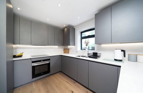 New Malden Apartment | Amazing 2BR Flat With Garden