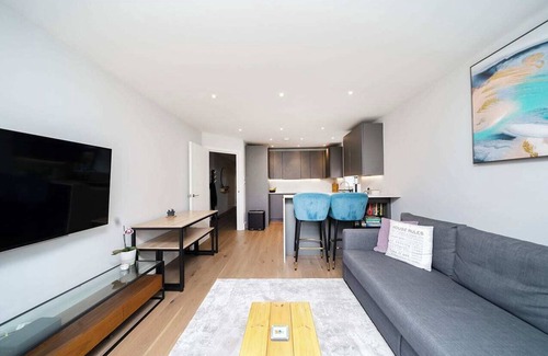 New Malden Apartment | Amazing 2BR Flat With Garden