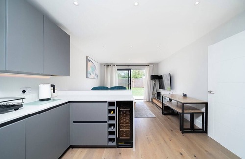 New Malden Apartment | Amazing 2BR Flat With Garden