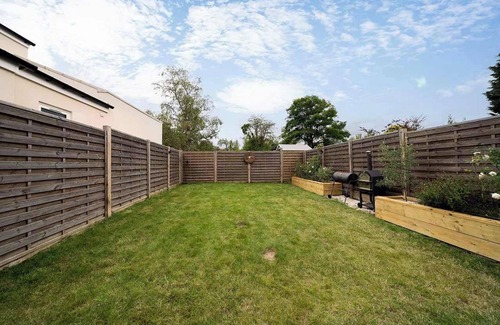New Malden Apartment | Amazing 2BR Flat With Garden