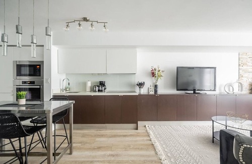 Wellington Place Hotel | Amazing 2BR Suite - Heart of Toronto - Free Parking