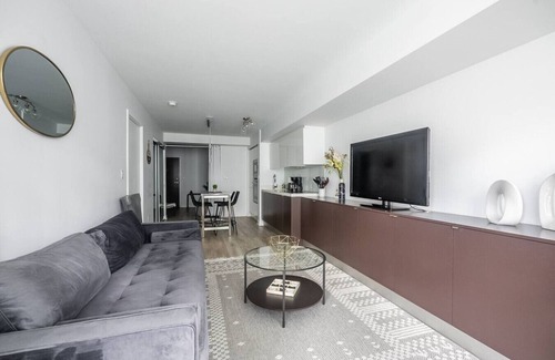 Wellington Place Hotel | Amazing 2BR Suite - Heart of Toronto - Free Parking